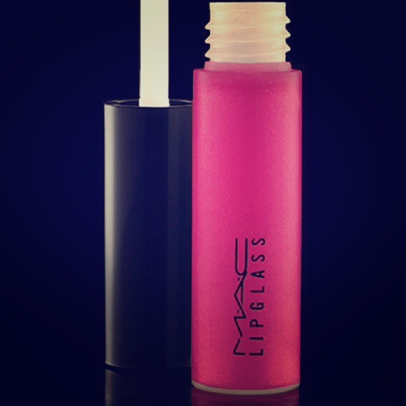 Sold.....💋MAC LIPGLASS 💄