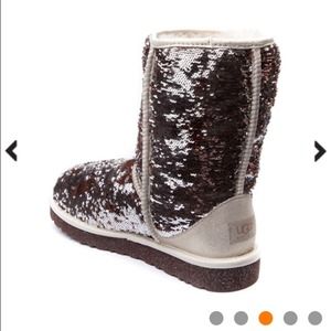 IN SEARCH OF THESE CHAMPAIGN UGGZ.