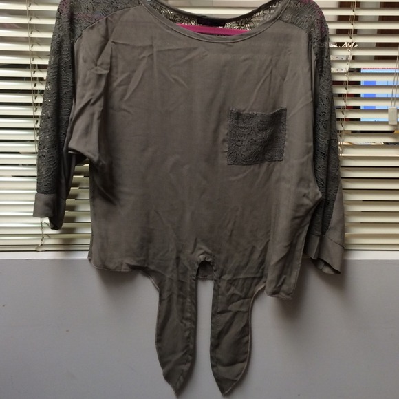 🆕 Tie at the waist top. - Picture 3 of 5