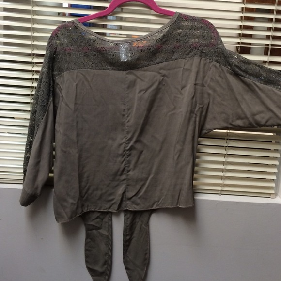 🆕 Tie at the waist top. - Picture 4 of 5