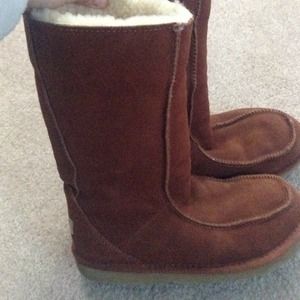 Ugg moccasin style boot size 6 only worn once :)