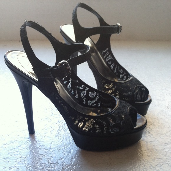 Black Lace Pumps 😍