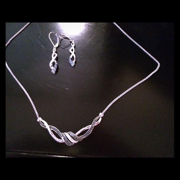 ✨SOLD✨✨Blue & White Diamond Set✨