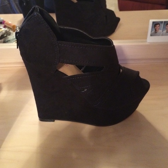 Black pumps