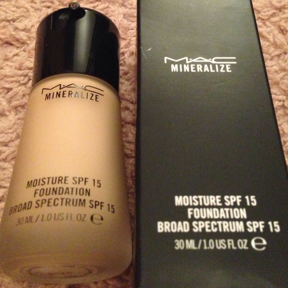 MAC Mineral Moisture Foundation in NC25