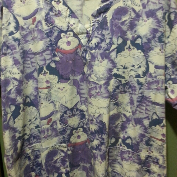 Kitty basic scrub top
