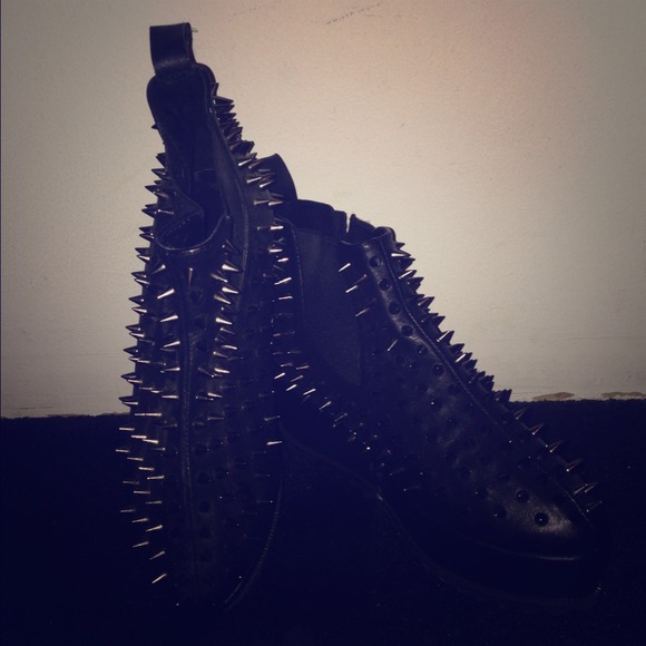 Unif hellseeker size 6