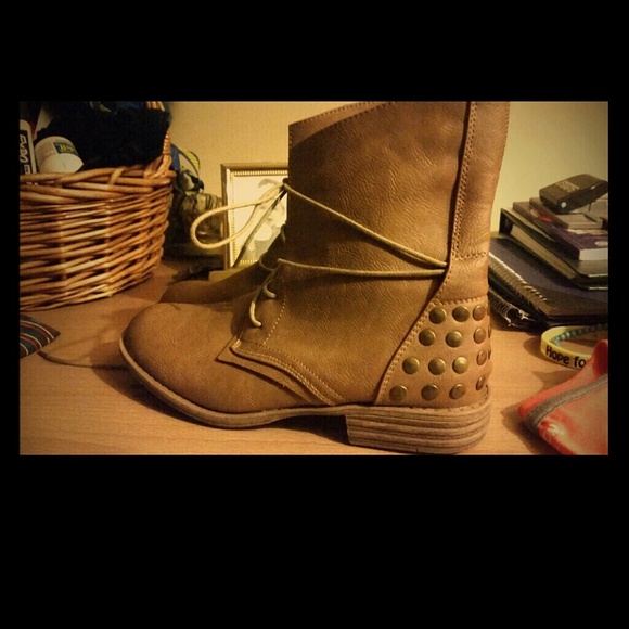 Women's lace up boot