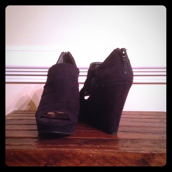 Carlos Suede Wedge