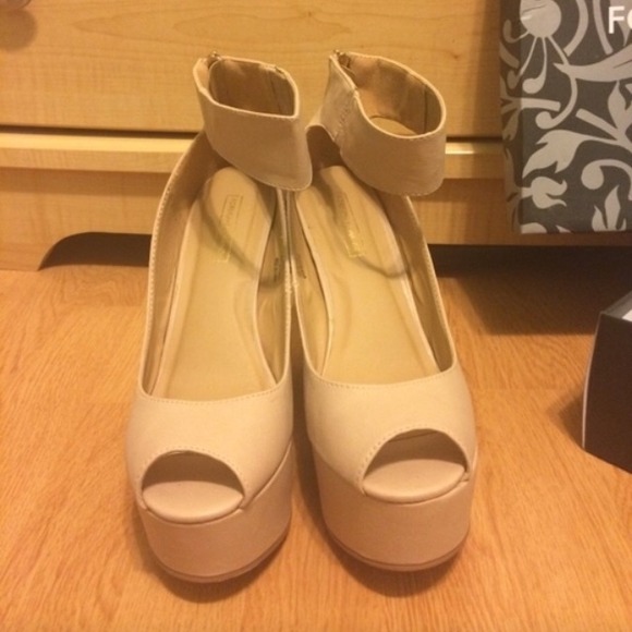 ♦️SOLD♦️Foreign Exchange Modern Heels! - Picture 3 of 4