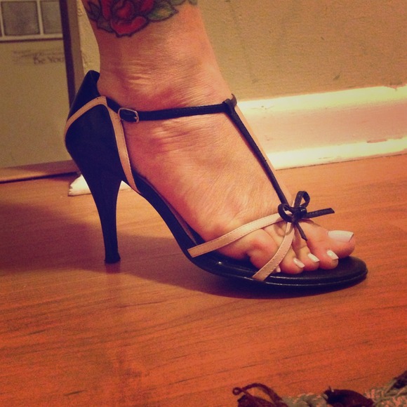 These are an adorable sandal heel - Picture 1 of 2