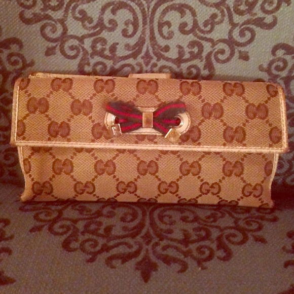 💯 Authentic Gucci Canvas Wallet