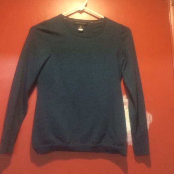 Hunter green half sleeve sweater.