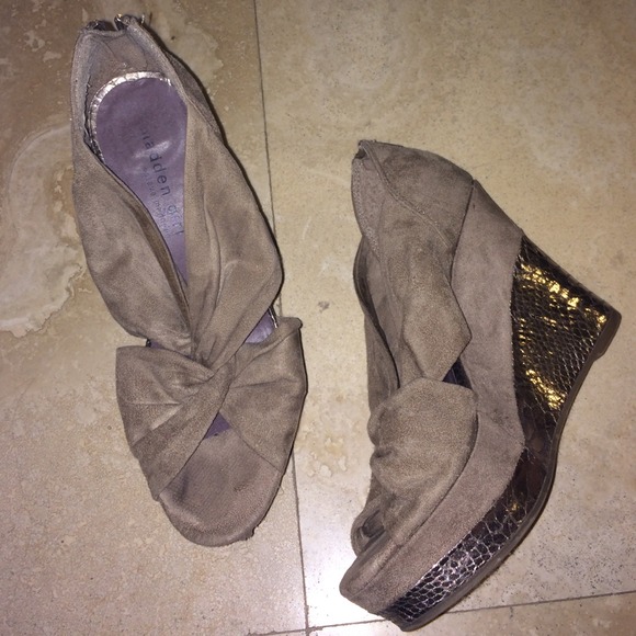 Steve Madden beige wedges