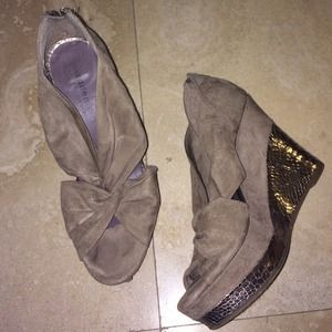 Steve Madden beige wedges