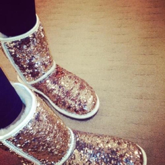 2 pair of uggs