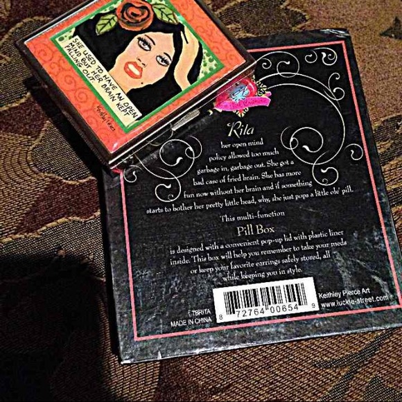 Travel Medicine Container in Box - Picture 4 of 4