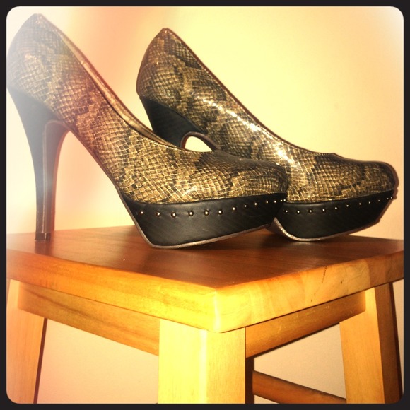 Snake skin pattern platform heels! 💋