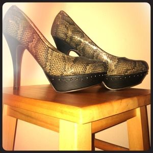 Snake skin pattern platform heels! 💋