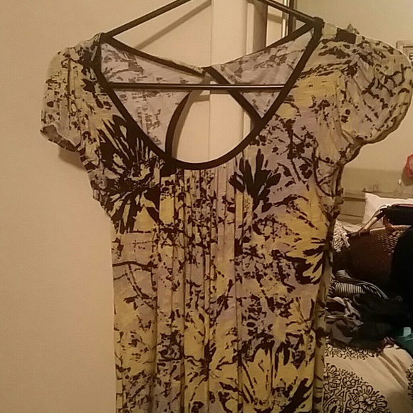 Cute tunic with cut out back