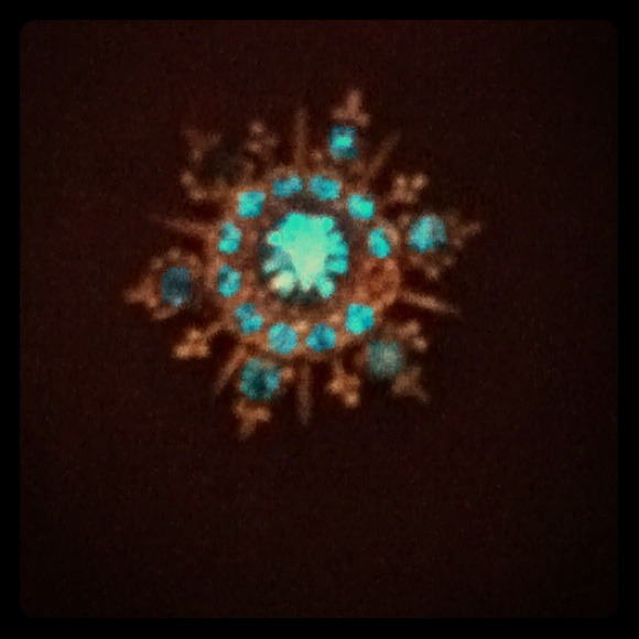 Snow flake looking pendant. With blue stones.