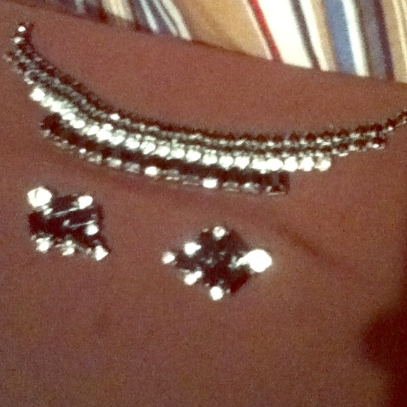 White & black stones in necklace & earrings. - Picture 1 of 2
