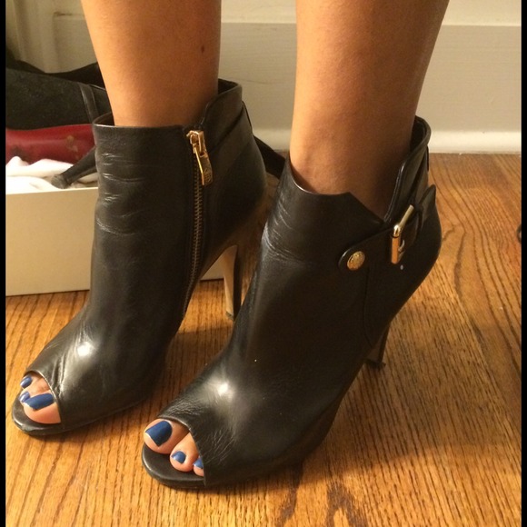Super sexy Vince Camuto Black Ankle Boots - Love!