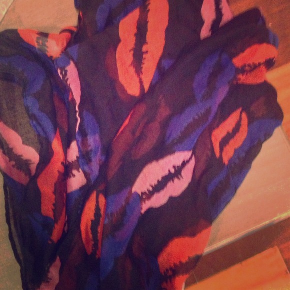 Kisses Scarf
