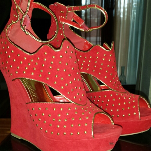 Red Wedges with Gold Stones