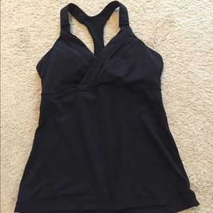 Lululemon black workout top w adorable detail