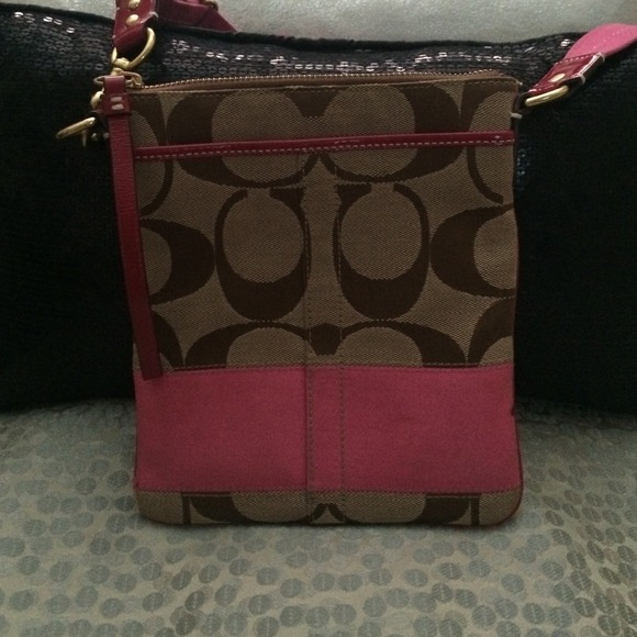 Authentic Coach small one shoulder bag!