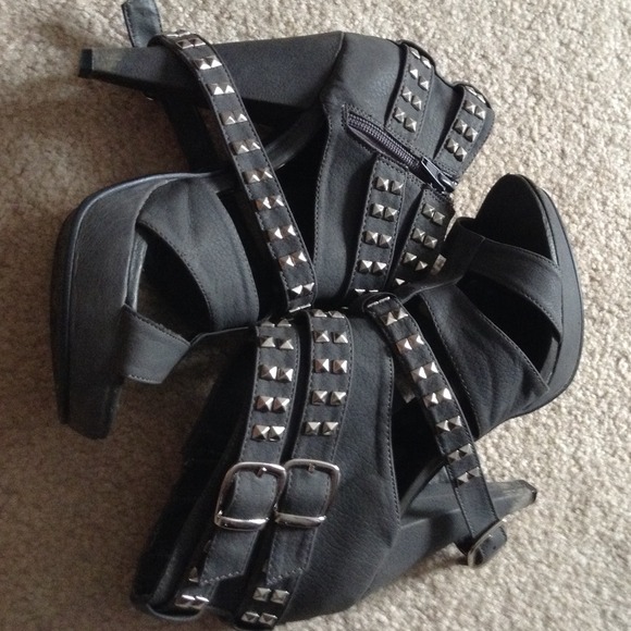 Grey 3 buckle 4 in strappy heels