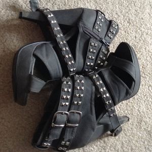 Grey 3 buckle 4 in strappy heels