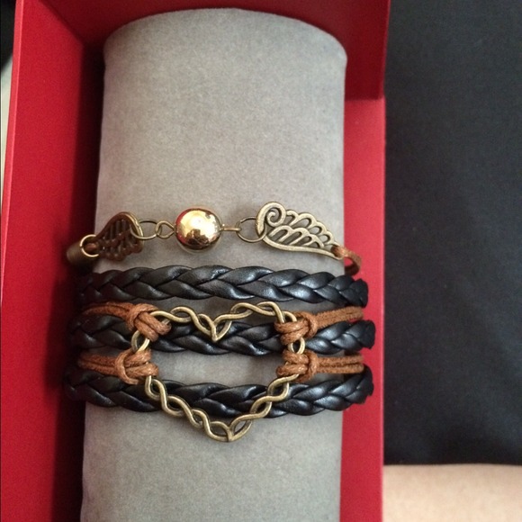 Multi layer heart and wing bracelet - Picture 2 of 4