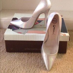 Jeffrey Darling Silver Hologram Pump size 8