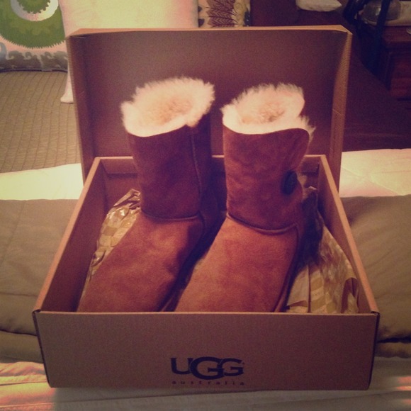 Size 8 Ugg Bailey Button Great Condition