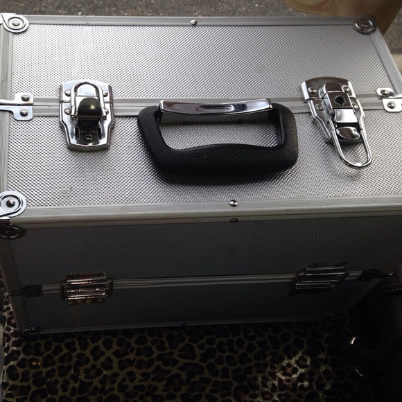 Reserved 💥Silver nail or makeup case, like new