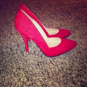 Red pumps