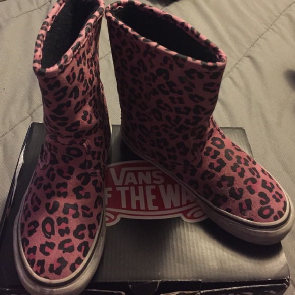 VANS Youth Boot with fur on the inside