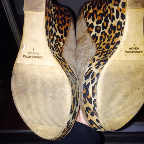 Womans brown leather shoes with a leopard wedge - Picture 3 of 3