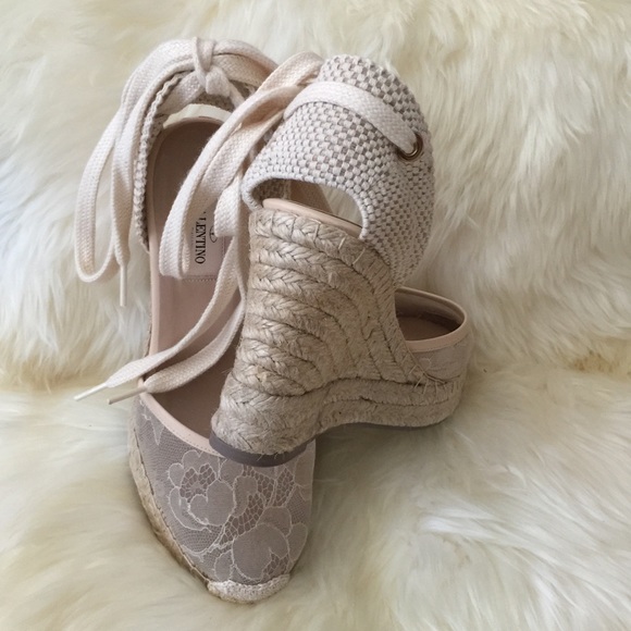 💥🎉👏SOLD ON TRADESY🎉💥Valentino lace wedge shoe - Picture 2 of 4