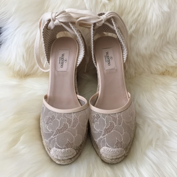 💥🎉👏SOLD ON TRADESY🎉💥Valentino lace wedge shoe - Picture 3 of 4