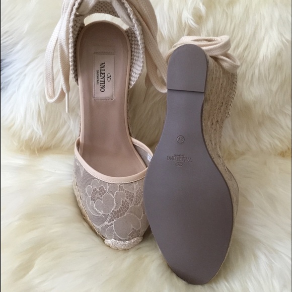 💥🎉👏SOLD ON TRADESY🎉💥Valentino lace wedge shoe - Picture 4 of 4