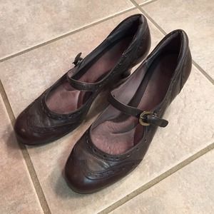 Brown saddle maryjane shoes