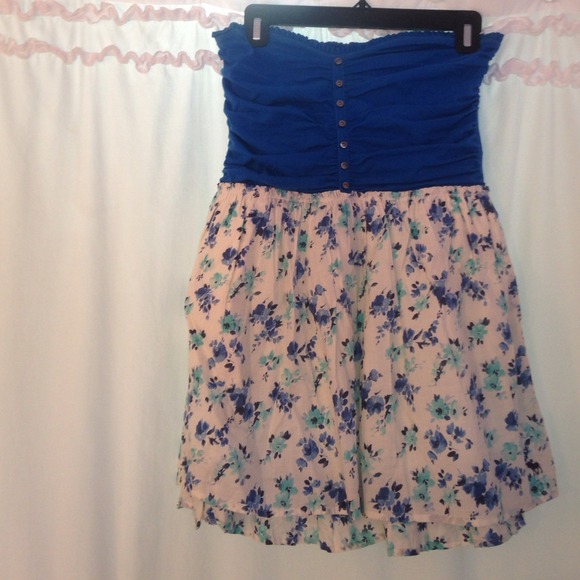 Short strapless large Abercrombie dress