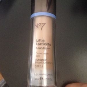 Boots No7 Lift & Luminate Foundation