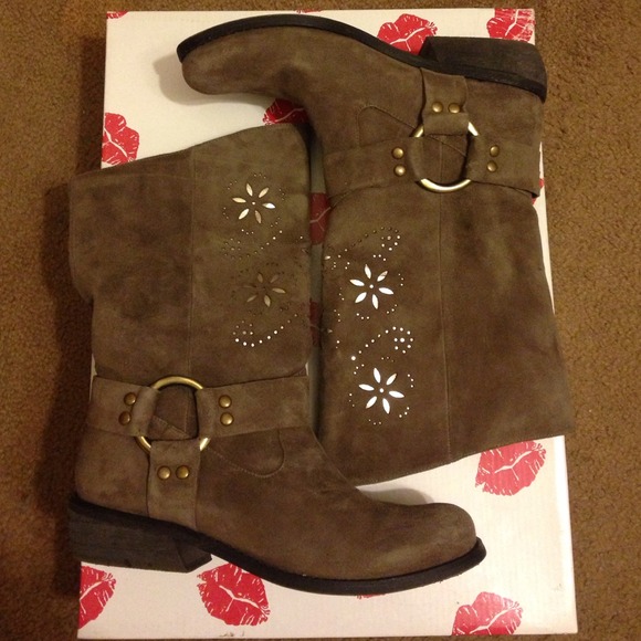 Two Lips Suede Boots - Picture 2 of 4