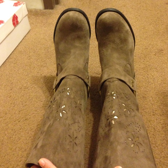 Two Lips Suede Boots - Picture 3 of 4