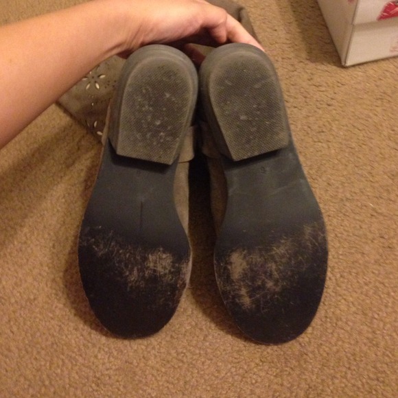 Two Lips Suede Boots - Picture 4 of 4