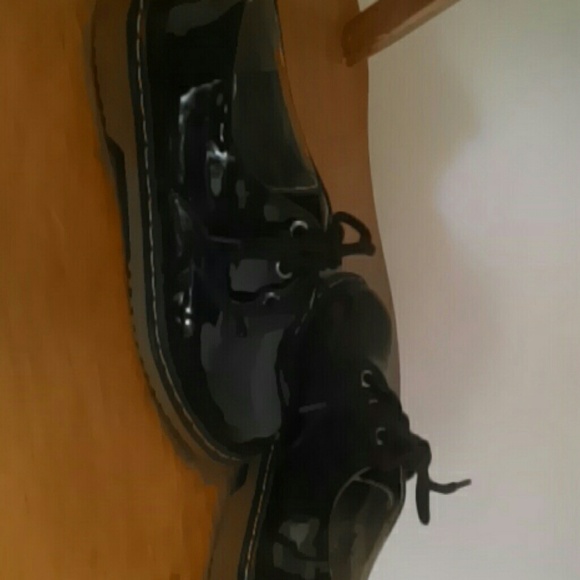 NWOT Yokids little girl shoe.